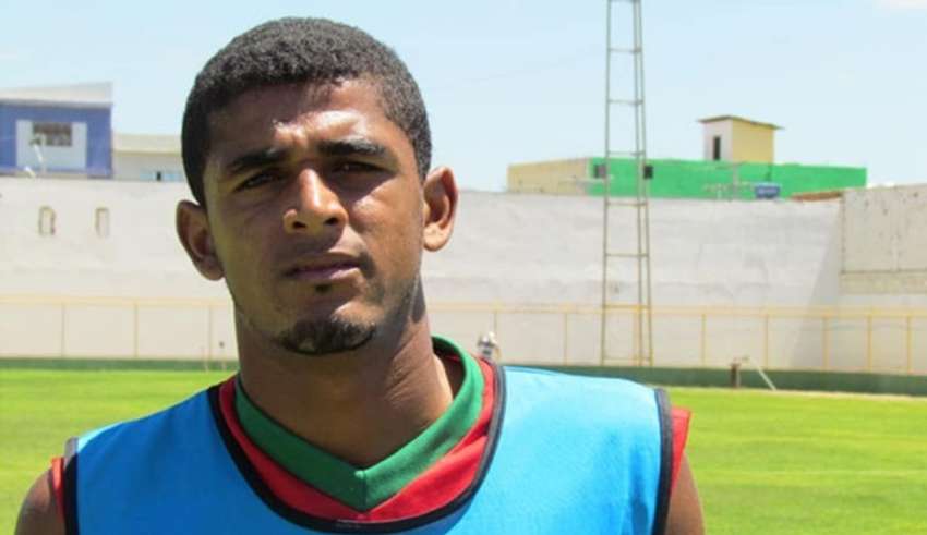 Tragédia no futebol baiano: Jogador morre aos 36 anos após passar mal em treino